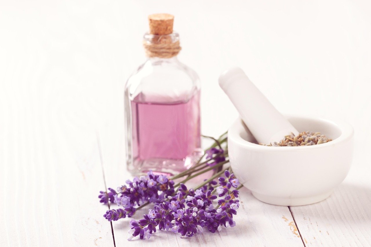 Stress-Reducing Products for Daily Life (That Actually Help, Not Just Look Cute) 6 essential oils