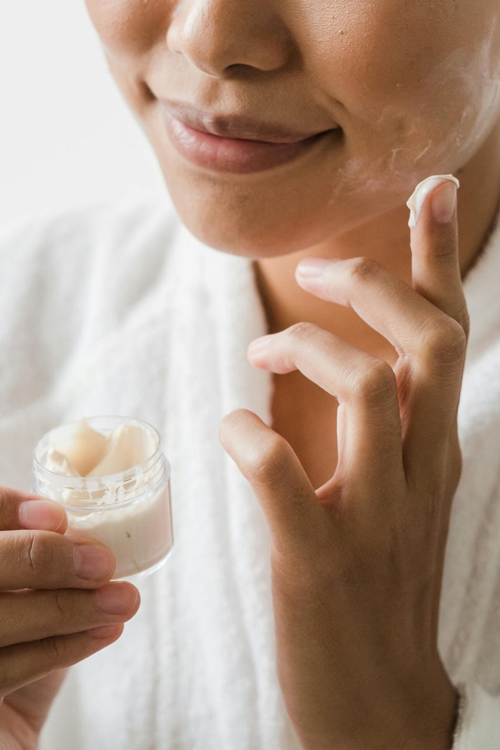 woman putting moisturizer