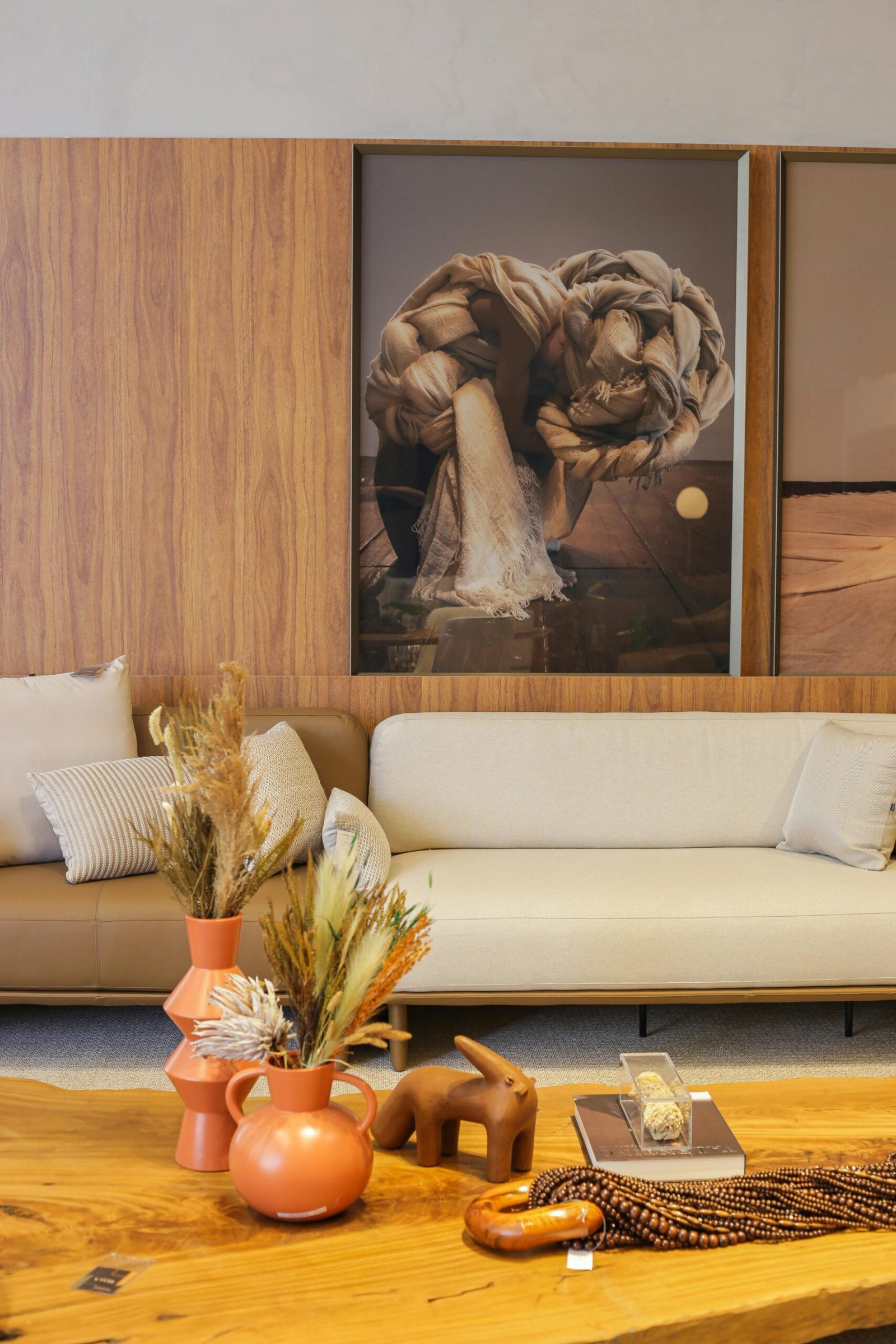 Coffee Table Styling Pieces That Make Your Living Room Look Expensive 79 coffee table styling pieces cozy